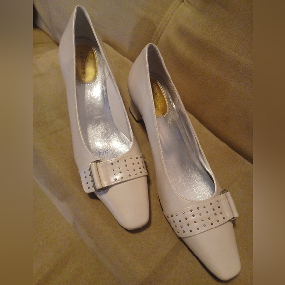 Ros Hommerson pearl heals size 8 - Picture 2 of 6